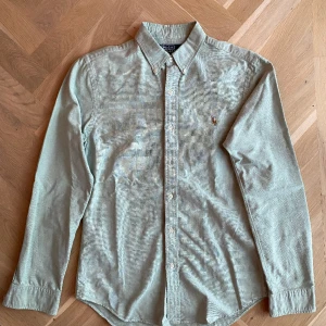 Ralph Lauren Skjorta Grön Slim fit S - Oxfordskjorta från Ralph Lauren i Slim Fit storlek S. Bra skick. Ganska tjockt tyg. Skickas med gratis frakt. 
