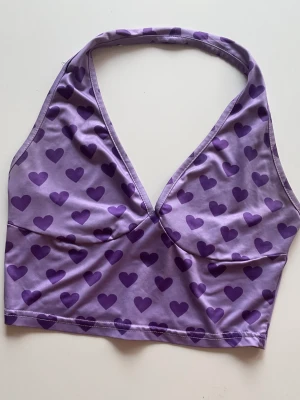 V-neck croptop - En fin v-ringad croptop som passar perfekt för sommaren. 