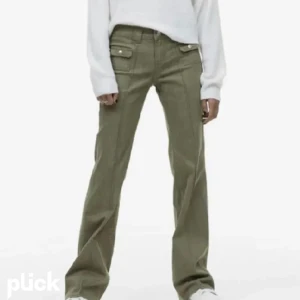 Gröna HM jeans - Säljer dessa sjukt populära hm jeansen. Jag är runt 164, det är långa på mig. Skriv privat för egna bilder. Köp direkt för 700kr💕