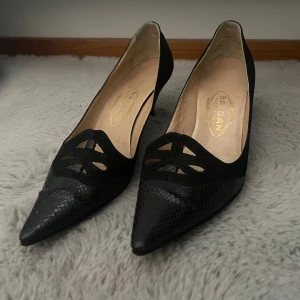 Klackskor🌸 - Super balla klackskor med en låg stiletto klack! Köpta second hand men aldrig använda endast testade❤️ storlek 37-38