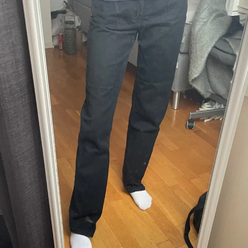 Svarta straight jeans från weekday. Storlek W24 L32.💕. Jeans & Byxor.