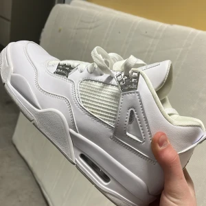 Jordan 4 - Säljer ett par Jordan 4. Skick 9/10. Har andvänt ett fåtal gånger. Sorlek 43. 