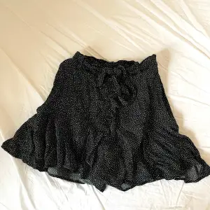 Kjol från Zara med shorts under, stl XS. Har ett band man knyter i midjan, är svart med vita prickar. Är använd någon enstaka gång🤍
