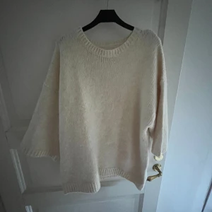 Stickad T-shirt  - Snygg beige stickad T-shirt💕 Nyskick!!