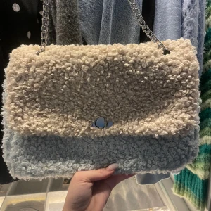 Teddy väska - Lagom stor, praktisk väska - ljus beige/blå, från ASOS❤️