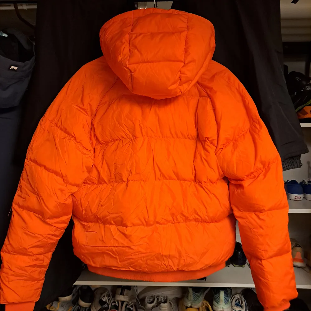 Orange dunjacka från märket Kari Traa. I jackan står det storlek L men vet inte riktigt hur den passar.. Jackor.