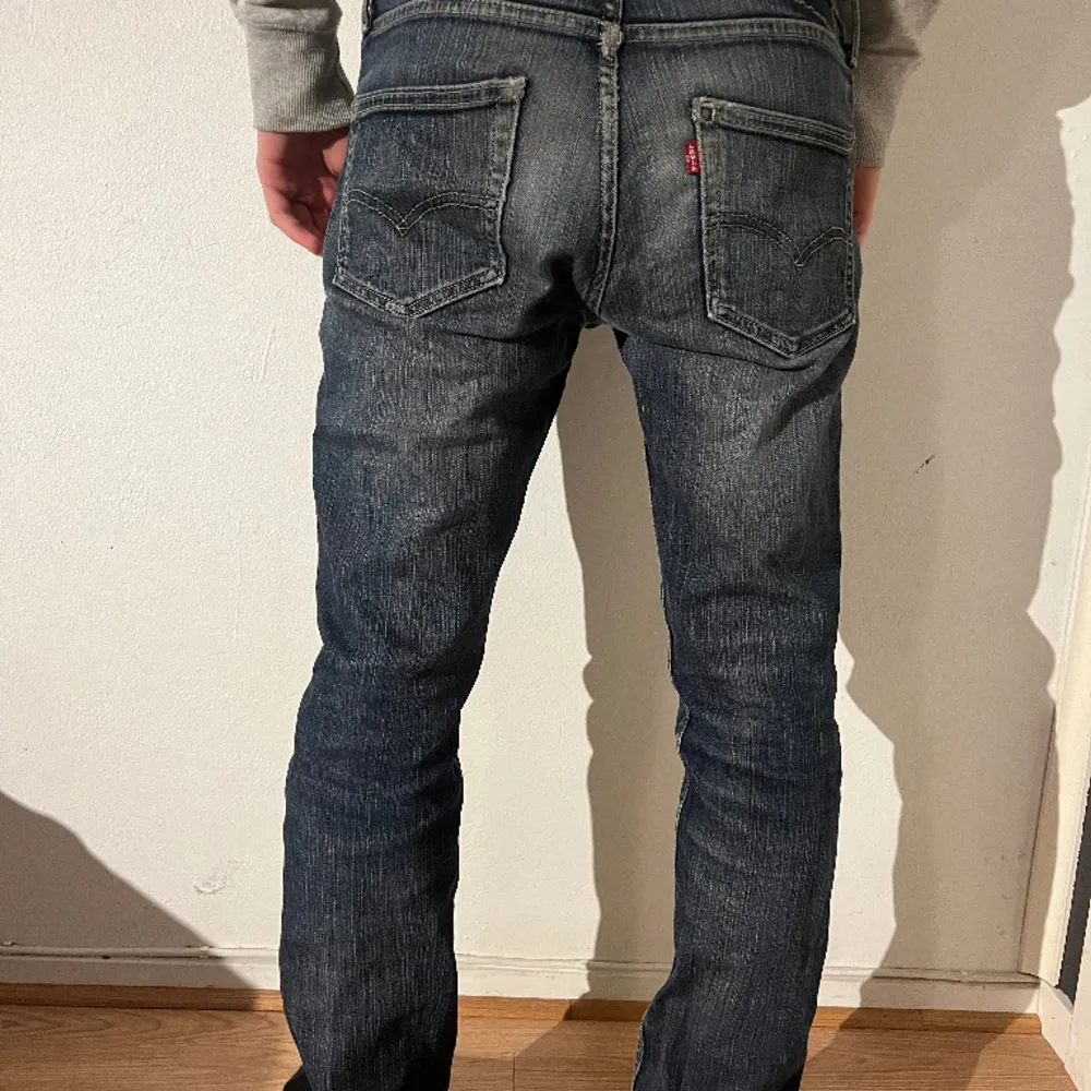 Slitna Levis jeans med skön tvätt   Pris: 499 Bra skick . Jeans & Byxor.