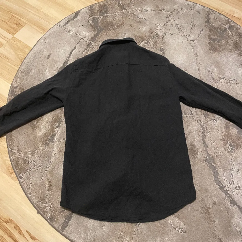 Säljer denna overshirt som är i storlek S Skick 8,5/10 på bild kanske den ser lite svart ut men den är väldigt mörkblå i verkligheten:). Skjortor.