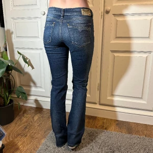 Diesel jeans - Lågmidjade bootcut jeans från Diesel!  Strl w28 l32 Jättefint skick! Midja rakt över 38-40cm (stretch) Innerben: 82 cm Ytterben: 102 cm