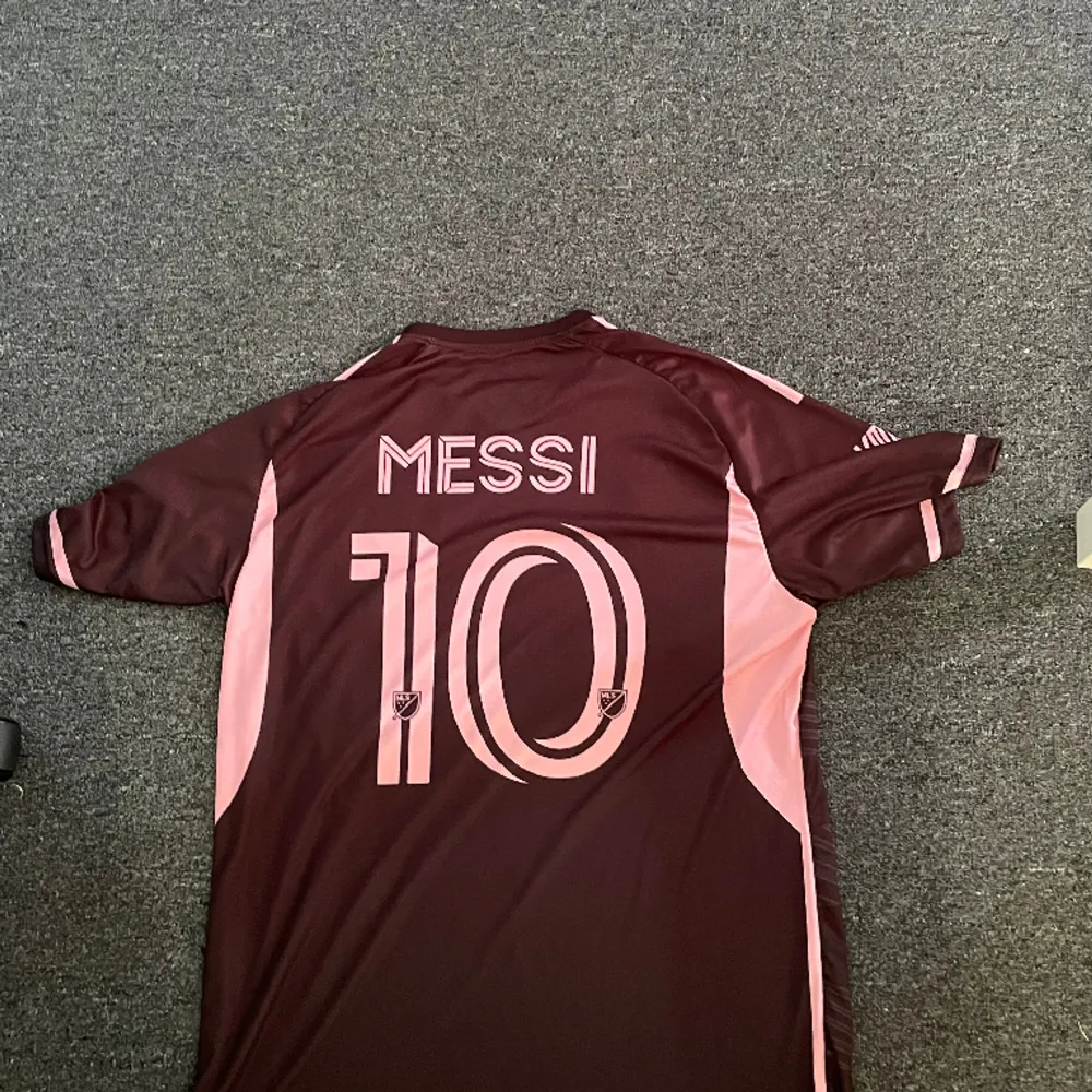 Säljer min Inter Miami tröja då den har aldrig används och den är i toppskick. Inter Miami 22/23 och det är Messi på ryggen. Storlek XL men passar även L . T-shirts.