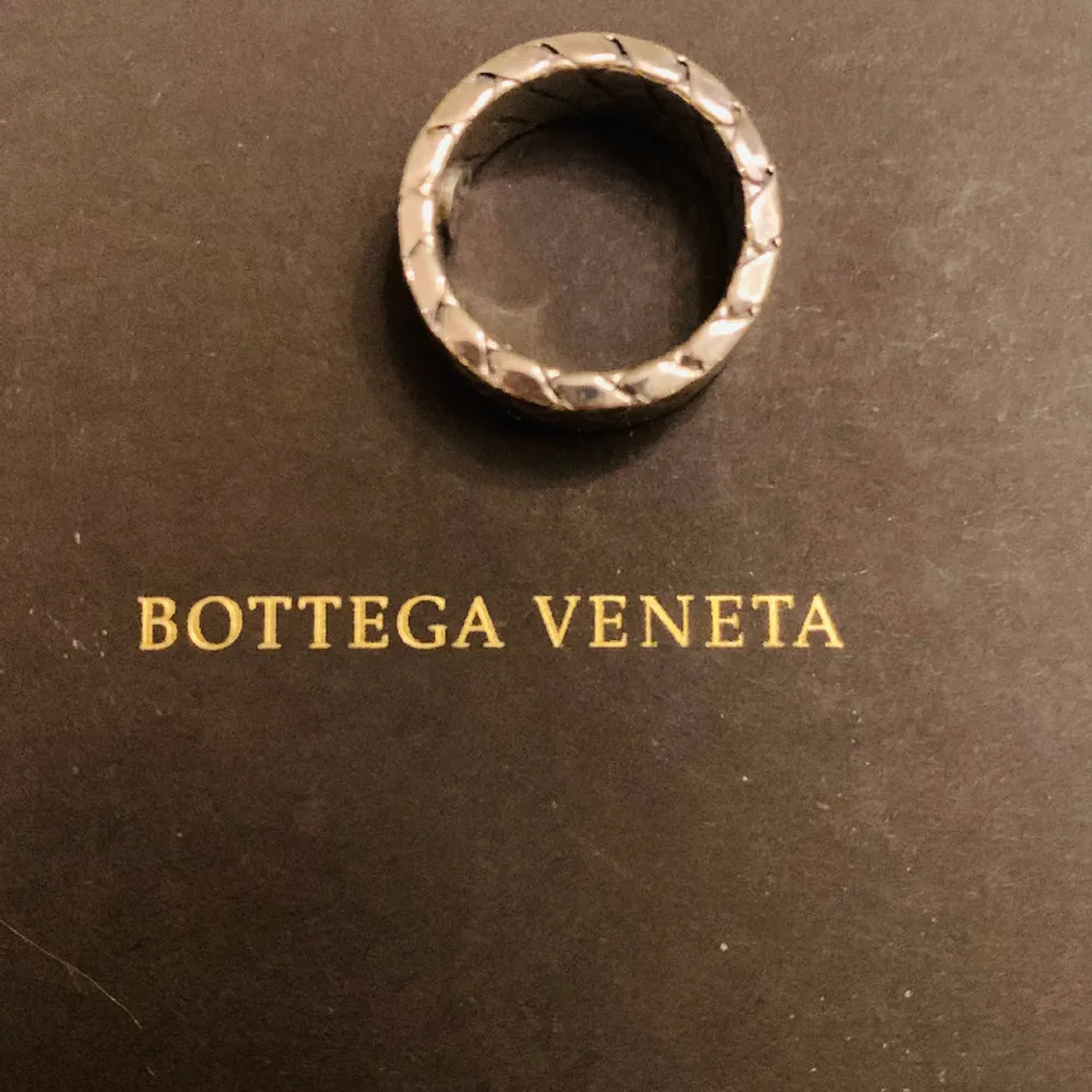Jätte fin ring i silver i från bottega Veneta i st 12 . Accessoarer.