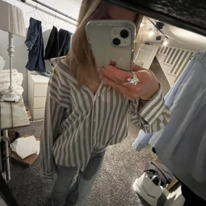 Randig skjorta  - Cool randig skjorta. Säljer för att den inte kommer till användning. Nästan aldrig använd!! ☺️💗