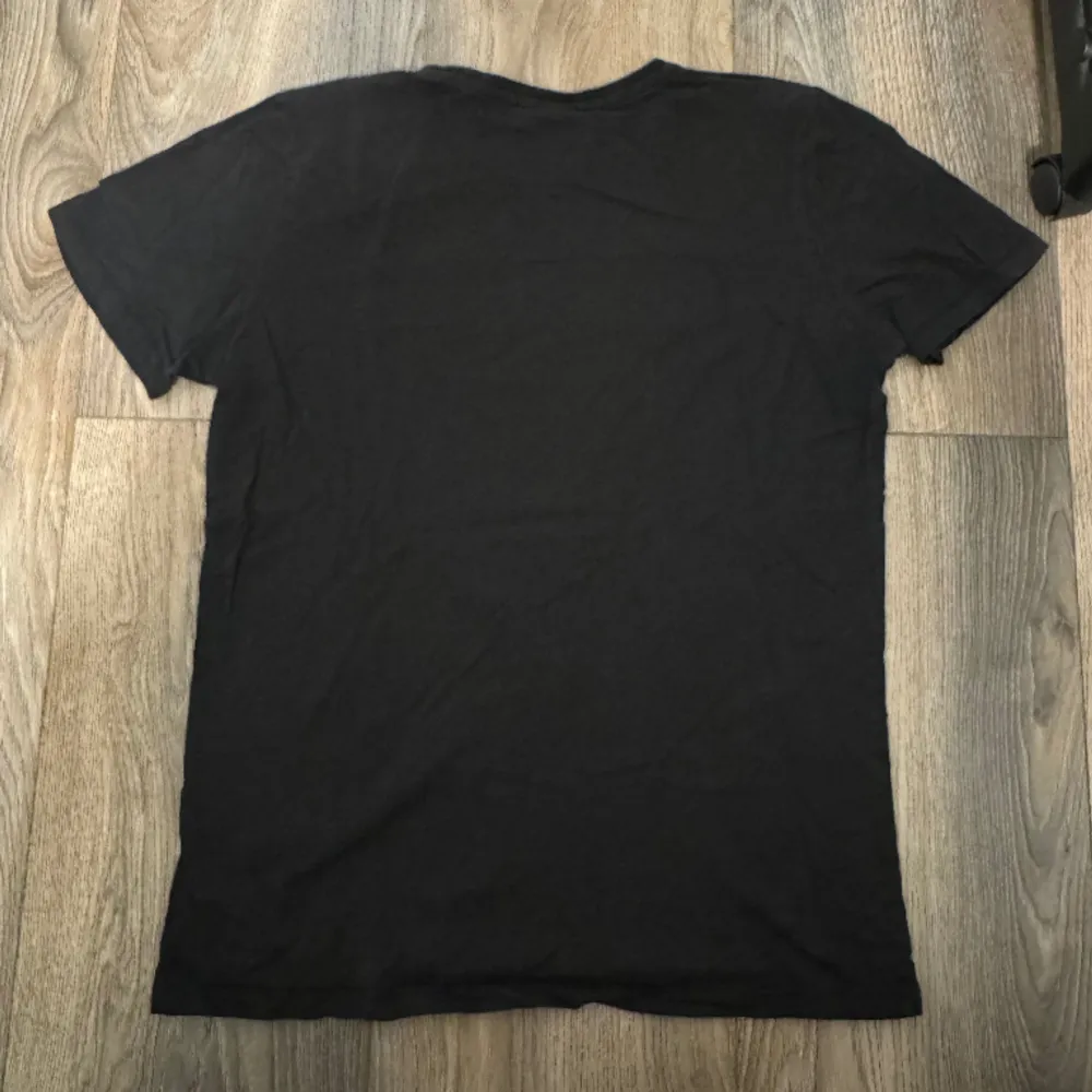 Riktigt fet Burberry T-shirt i storlek M och perfekt skick. Pris: 629kr. T-shirts.