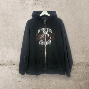 Vintage Menace zip up - Storlek M men sitter som en M/L. Skick: använd men i bra skick. 