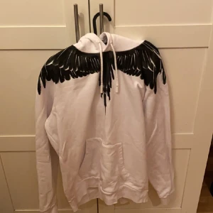 Marcelo Burlon Hoodie - Marcelo Burlon hoodie i nyskick använd 3-4 gånger. Köpt i rom för 3300kr. Priset kan sänkas vid snabb affär! Kvitto finns.