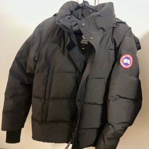 Canada goose jacka  - INNTRESSEKOLL på min killes jättefina Canada goose jacka som han fått i present den är använd Max 3 gånger och är som ny kom gärna med egna bud 💞