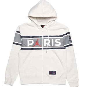 Nike Jordan X Paris saint-germain zipper hoddie  - Riktigt snygg zipper hoddie som passar till allt. Använd ett få tal gånger, skick 7.5/10! Pris går att förhandla! ( Ny pris 1000kr) 