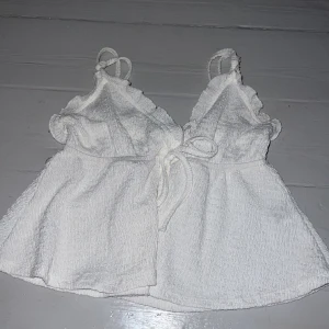 Blus - Jättesöt somrig blus som jag aldrig använt, men köpte begagnad och lappen är utriven. Skriv för mer info💕