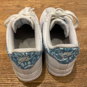 Air force 1 skor - Jag säljer mina gamla skor. Då de inte är min stil längre☺️Använd enats några gånger. Har en liten gul fläck på undersidan men inte så man ser när man har på sig dem ❤️