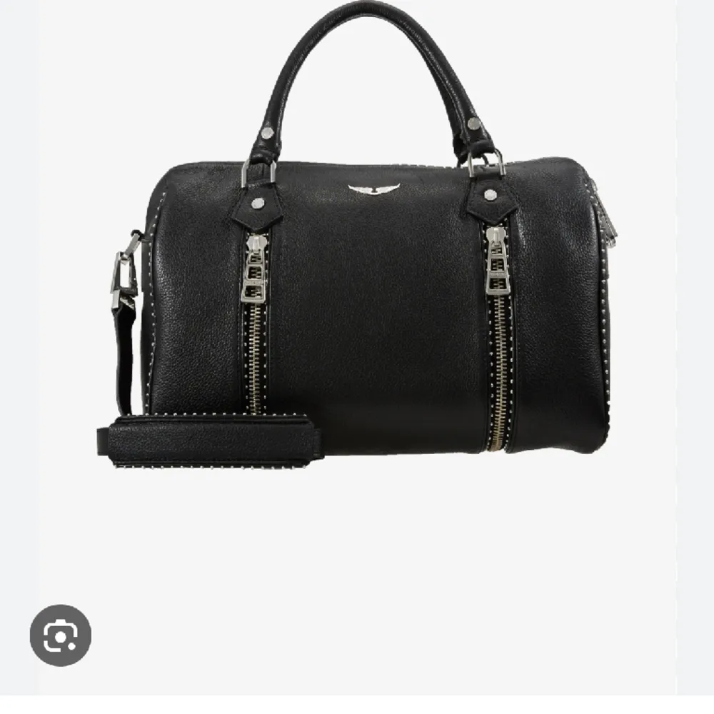 Zadig Voltaire sunny bag svart med silvriga detaljer! medium storleken, köpt på Zalando. Ny skick!   En praktisk väska som rymmer det mesta!. Väskor.