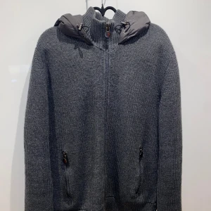 Moncler Cardigan - Säljer min Moncler Cardigan för att jag inte använder den längre. I princip oanvänd och är i väldigt bra skick. storlek XL men passar L perfekt. Kan även tänka mig byte. Kvitto finns såklart. 