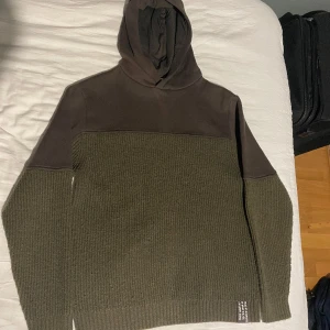 Zara grön stickad hoodie, 164cm - Stickad hoodie från Zara. Barn storlek 164cm (13-14). Priset kan diskuteras!