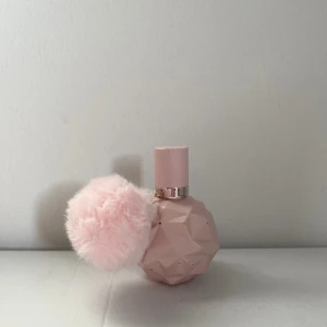 Ariana Grande parfym - Sweet like candy, små slitningar på flaskan men ca 90% kvar i 30 ml.