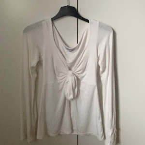 Design by si - Säljer design by si Maddy blouse i vi då den inte kommer till användning. Använd men är fortfarande i nyskick❤️