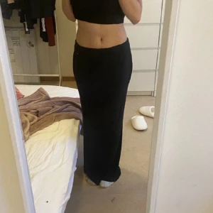 Svart maxikjol/långkjol - Säljer svart långkjol köpt här på plick strl S, säljer då den är lite för lång för mig och stor för mig som bär xs. Skulle säga att det passar mest någon som är 165cm + och bär S/M💓pris går att diskuteras