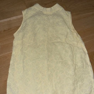 Gul topp - Snygg gul topp, perfekt till sommaren. Använd gärna köp nu knappen