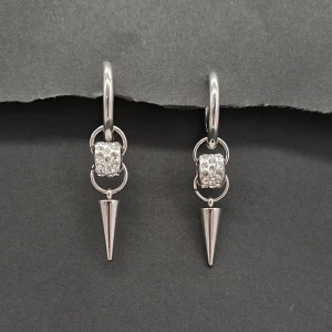 Handgjorda örhängen  - Handgjorda örhängen ● 💎Material- rostfritt stål, zirconia ● Örhängeskrokar- Rostfritt stål. Längd-4,5cm. Köp for 90kr/st eller 160kr/paret