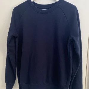 Marinblå tröja - Marinblå sweatshirt, storlek s, knappt använd 