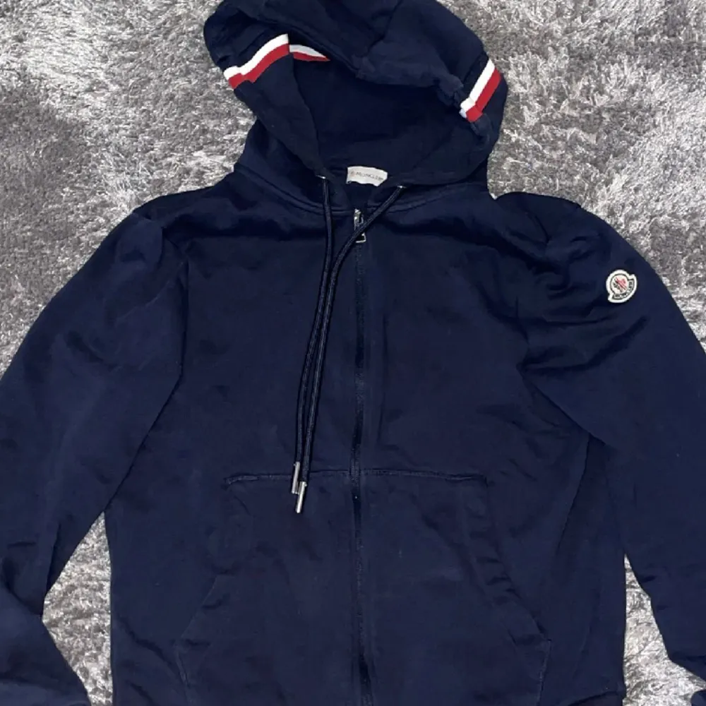 Marinblå Moncler hoodie  L passar mer som M  Pris kan diskuteras ifall vi möts upp  Scan båda på logga vid armen och lapp inuti. Jag har tag kvar som jag kan sätta på  Nypris 7000. Hoodies.