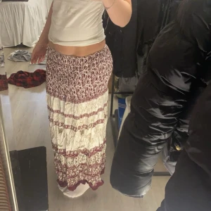 Lång kjol/klänning - Säljer denna jätte fina kjol som jag egentligen tror är en klänning i och med snörningen (syns på sista bilden) uppskattad stl är S med strech! 💞sååå fin använt den som kjol men den är dessvärre  lite kort på mig därav säljer jag 💕💗 köpt utomlands. 