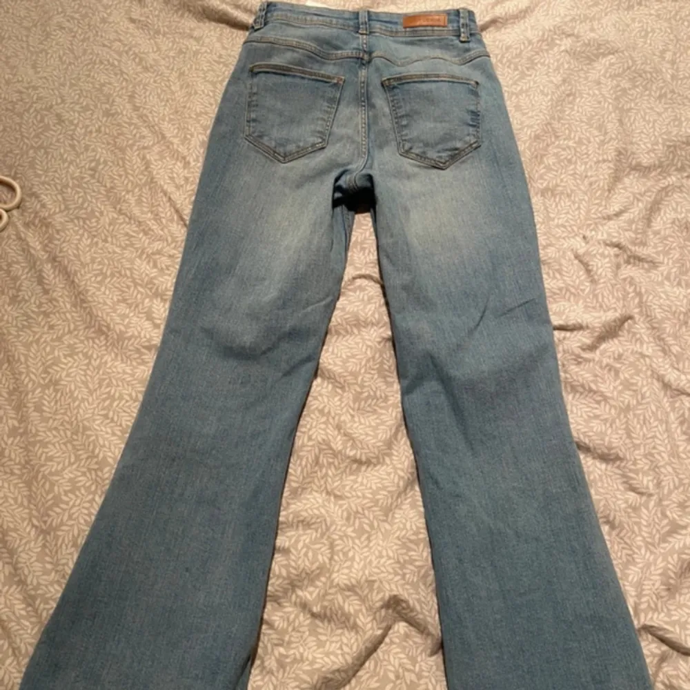 Ljusblåa bootcut jeans från jdy, Wadsten 26 o petite och knappt använda. Jeans & Byxor.
