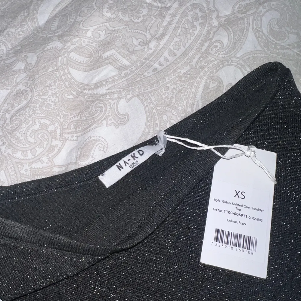 Enarmad glittrig tröja från NAKD, säljs pga den inte kommer till användning. Helt ny med lappar på. St XS!  Pris kan diskuteras vid snabb affär 💗. Toppar.