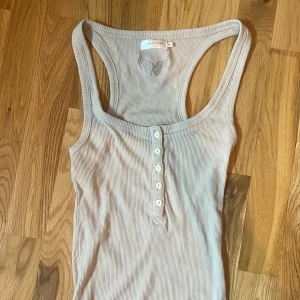 Linne - Linne från lager 157 med knappar fram och lite brodyr på ryggen