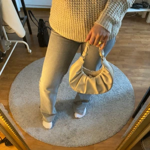 Väska - Fått smink fläckar i väskan (tredje bilden) därav priset❤️inget som syns på utsidan🌸