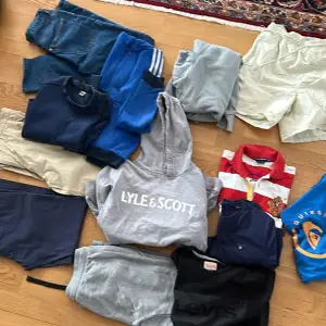 Passar för åldrarna 11-14   Skriv till mig om de är något du funderar över! Hoodie: adidas zip, lyle scott, H&M Långärmade tröjor: Quiksilver, Gant, adidas T shirt: Levis Pique: Ralph Lauren Byxor: shorts lyle scott, Jeans nya HM, Kempa, 800kr disk..