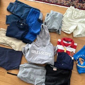 Kläder för ålder 11-14 - Passar för åldrarna 11-14   Skriv till mig om de är något du funderar över! Hoodie: adidas zip, lyle scott, H&M Långärmade tröjor: Quiksilver, Gant, adidas T shirt: Levis Pique: Ralph Lauren Byxor: shorts lyle scott, Jeans nya HM, Kempa, 800kr disk..