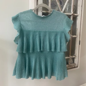 Zara topp - Glitterig grön volang topp från Zara