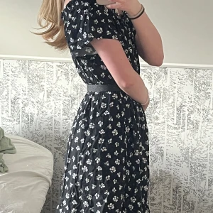 medellång klänning med blommor - Skärp ingår ej. Mycket bra skick. Luftig och skön nu till våren/sommaren
