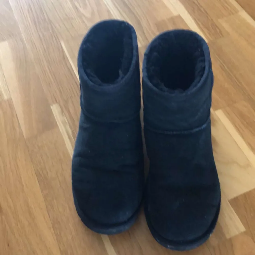 Ett par uggs i användt skick, cond 6,5/10, de är bara att höra av sig vid funderingar 🤝🏻!. Skor.