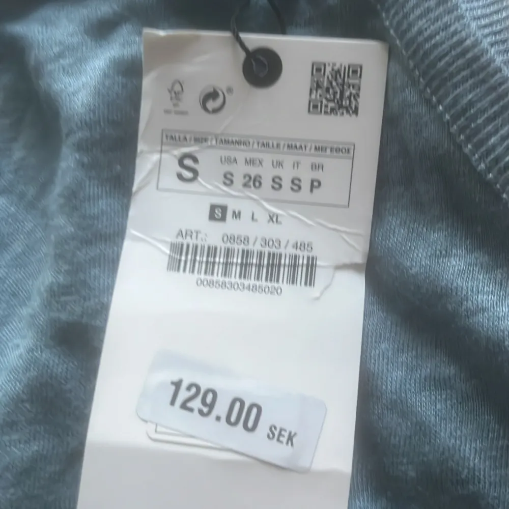 Säljer ett linne från zara i storlek S som är helt oanvänd och prislappen är kvar. . Yläosat.