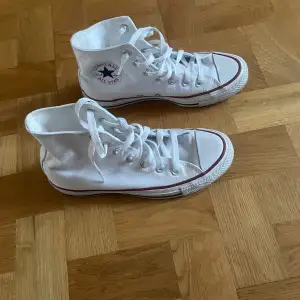 Säljer mina vita converse skor som jag endast använt en gång. Perfekt nu till våren och sommaren🥰