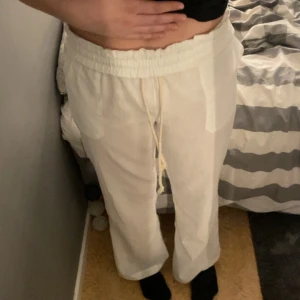 Linnebyxor  - Ett par linnebyxor jag köpte här på Plick men är tyvär för små så dom blir för genomskinliga🙁 men skulle säga att de passar en xs, hör av er om ni vill ha mer information💗