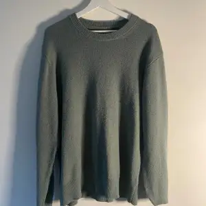 Storlek m, grön stickad tröja ifrån h&m, väldigt bra skick med inga defekter förutom att den är lite nopprig men inte mycket alls! 