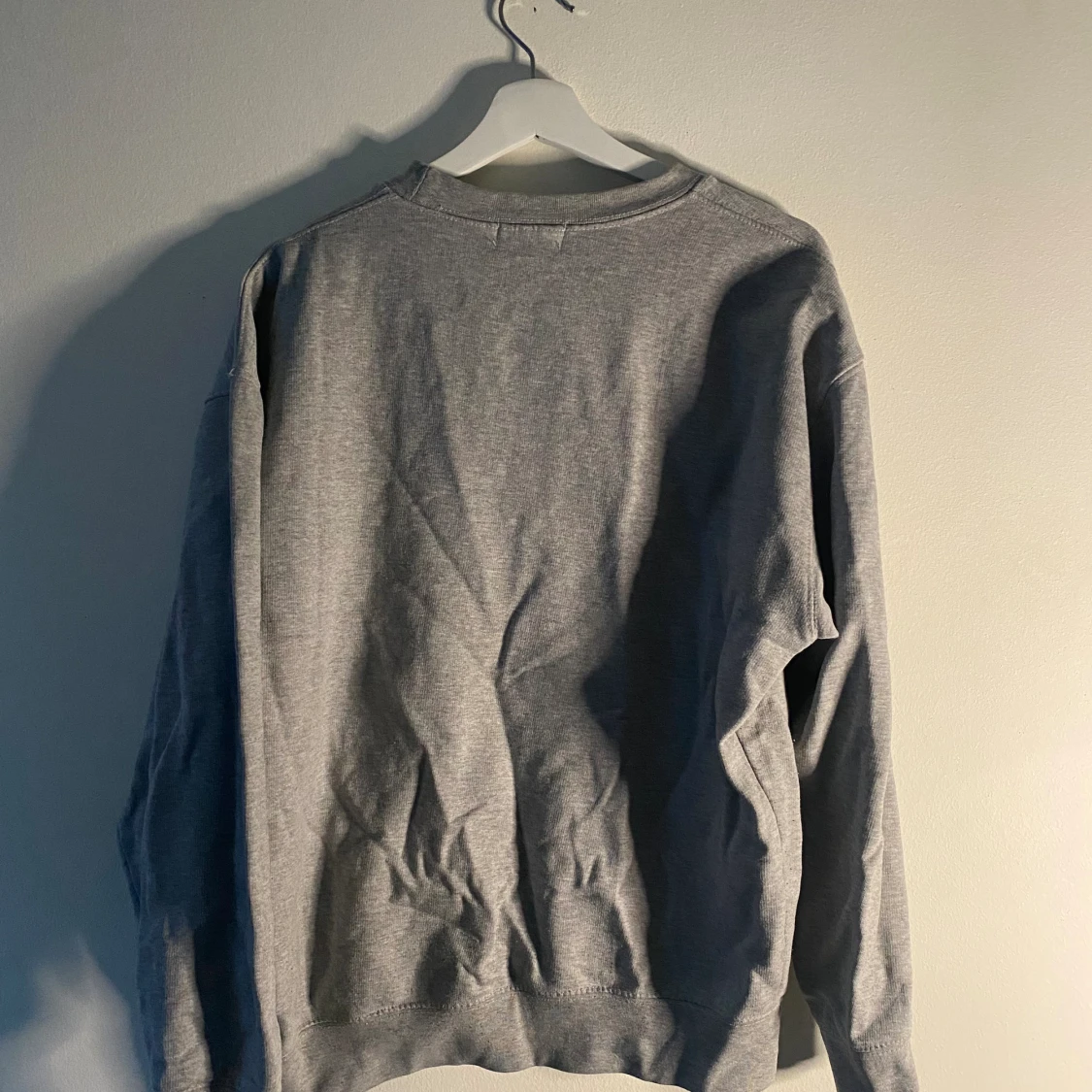 Grå sweatshirt med tryck - 90