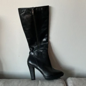 Högklackade stövlar - Högklackade stövlar, stl 38, i fint skick. Riktigt läder. Klacken är 11 cm och längden på skaftet från topp till klack är 38 cm.