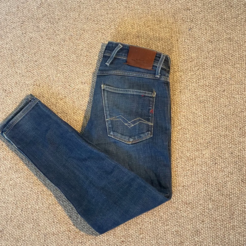 Replay Anbass i mörkblå färg. Riktigt snygga och i bra skick!🤩. Jeans & Byxor.
